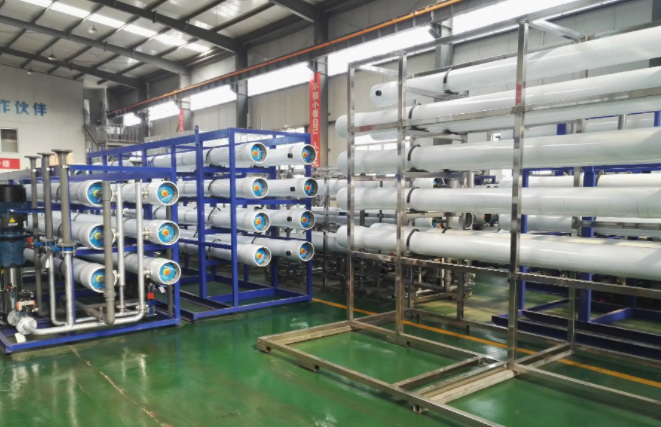 工業(yè)<a href=http://www.jiexi360.cn/fstcjssb/ target=_blank class=infotextkey>反滲透凈水設(shè)備</a>展示